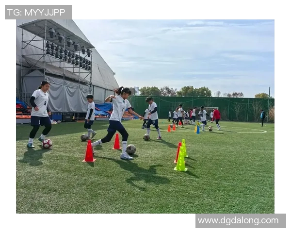 足球明星积极投身青训事业助力年轻球员成长与发展 足球明星积极投身青训事业助力年轻球员成长与发展